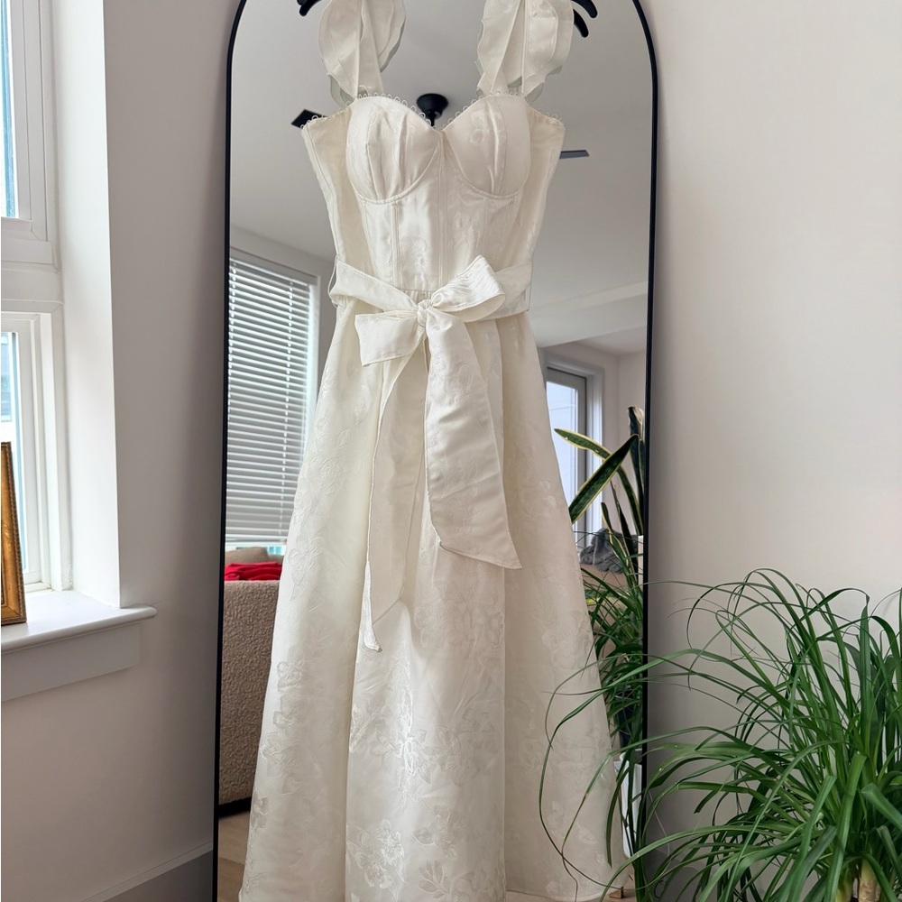 V. Chapman The Vera Dress in White Baroque Floral